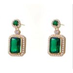 حلق ذهبي بتصميم زركون أخضر مستطيل