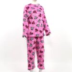 ⁦بيجامة صوف للنساء لون زهري بتصميم قلوب⁩ - الصورة ⁦2⁩