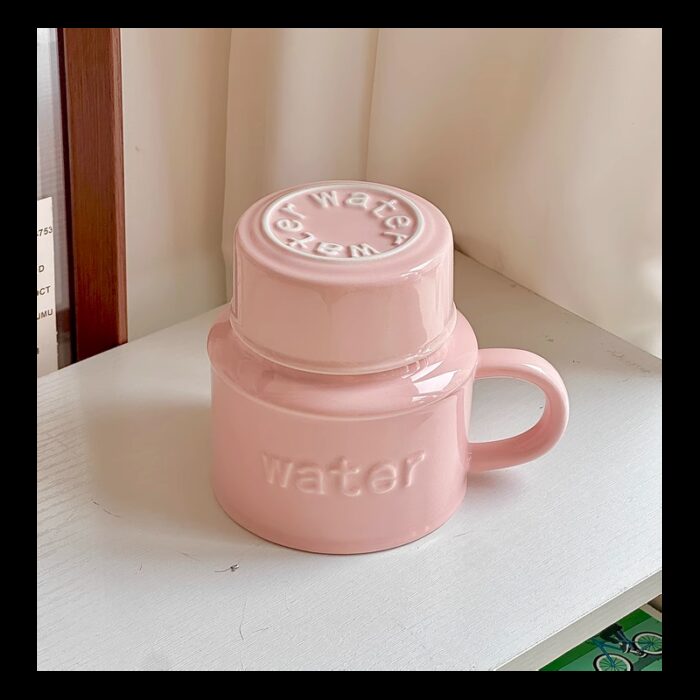 ⁦مج (كوب ) مع غطاء لون زهري بتصميم Water⁩ - الصورة ⁦5⁩