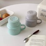 ⁦مج (كوب ) مع غطاء لون رمادي بتصميم Water⁩ - الصورة ⁦2⁩