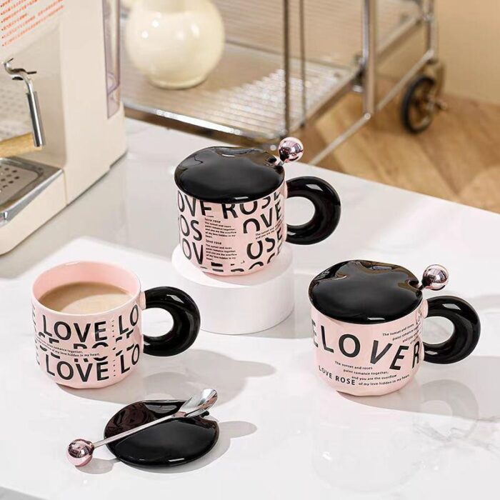 103375093_67dc641de9ce7 مج (كوب ) مع غطاء وملعقة لون أسود وزهري - الصورة 1