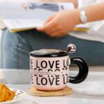 ⁦مج (كوب ) مع غطاء وملعقة لون أسود وزهري⁩ - الصورة ⁦2⁩