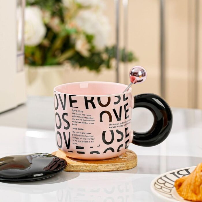 ⁦مج (كوب ) مع غطاء وملعقة لون أسود وزهري⁩ - الصورة ⁦3⁩