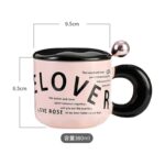 ⁦مج (كوب ) مع غطاء وملعقة لون أسود وزهري⁩ - الصورة ⁦4⁩