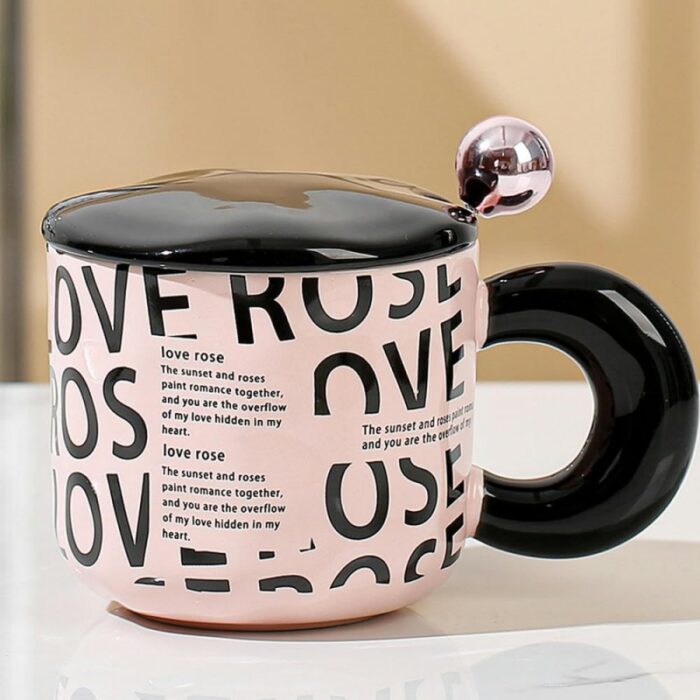 ⁦مج (كوب ) مع غطاء وملعقة لون أسود وزهري⁩ - الصورة ⁦7⁩