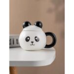 ⁦مج (كوب ) مع غطاء لون أبيض وأسود بتصميم باندا⁩ - الصورة ⁦2⁩