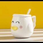 ⁦مج (كوب ) مع غطاء وملعقة لون أبيض بتصميم بطة⁩ - الصورة ⁦5⁩