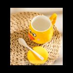 ⁦مج (كوب ) مع غطاء وملعقة لون أصفر بتصميم بطة⁩ - الصورة ⁦6⁩