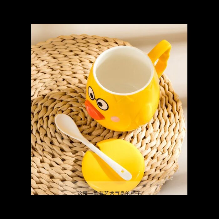 ⁦مج (كوب ) مع غطاء وملعقة لون أصفر بتصميم بطة⁩ - الصورة ⁦6⁩