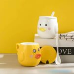 ⁦مج (كوب ) مع غطاء وملعقة لون أصفر بتصميم بطة⁩ - الصورة ⁦9⁩