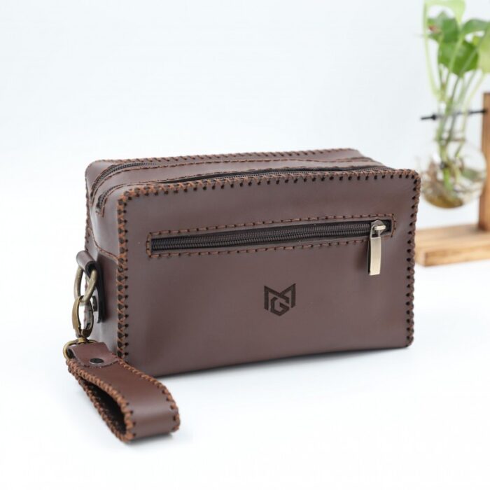 ⁦حقيبة يد جلد طبيعي للجنسين لون بني غامق⁩ - الصورة ⁦2⁩