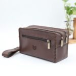 ⁦حقيبة يد جلد طبيعي للجنسين لون بني غامق⁩ - الصورة ⁦3⁩