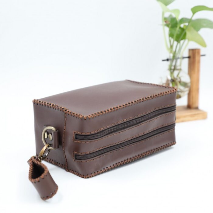 ⁦حقيبة يد جلد طبيعي للجنسين لون بني غامق⁩ - الصورة ⁦4⁩