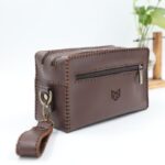 ⁦حقيبة يد جلد طبيعي للجنسين لون بني غامق⁩ - الصورة ⁦5⁩