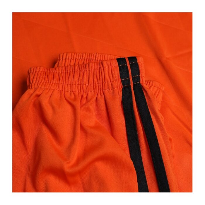 ⁦طقم رياضي (تيشيرت وبنطال) للأطفال لون برتقالي⁩ - الصورة ⁦2⁩