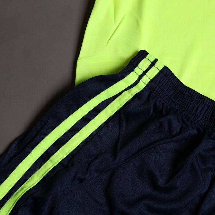 1033751393_67dc6507ed052 طقم رياضي (تيشيرت وشورت) للأطفال لون فسفوري - الصورة 1