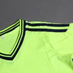 ⁦طقم رياضي (تيشيرت وشورت) للأطفال لون فسفوري⁩ - الصورة ⁦2⁩