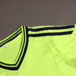 ⁦طقم رياضي (تيشيرت وشورت) للأطفال لون فسفوري⁩ - الصورة ⁦5⁩