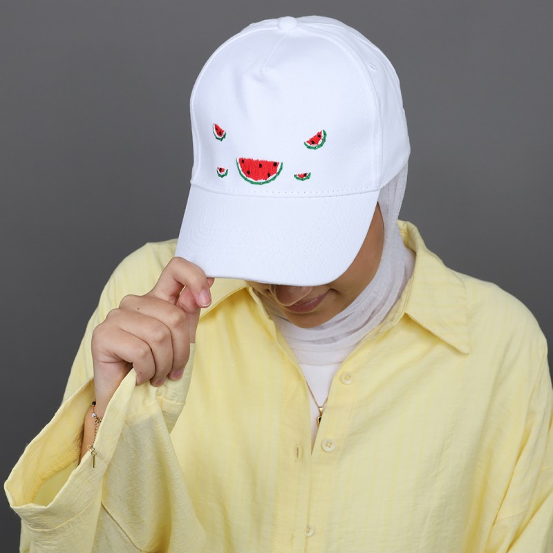 ⁦طاقية قماش مطرزة بتصميم بطيخ لون أبيض⁩ - الصورة ⁦1⁩