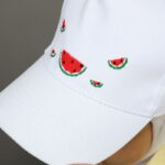 ⁦طاقية قماش مطرزة بتصميم بطيخ لون أبيض⁩ - الصورة ⁦5⁩
