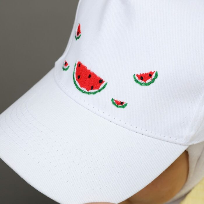 ⁦طاقية قماش مطرزة بتصميم بطيخ لون أبيض⁩ - الصورة ⁦5⁩