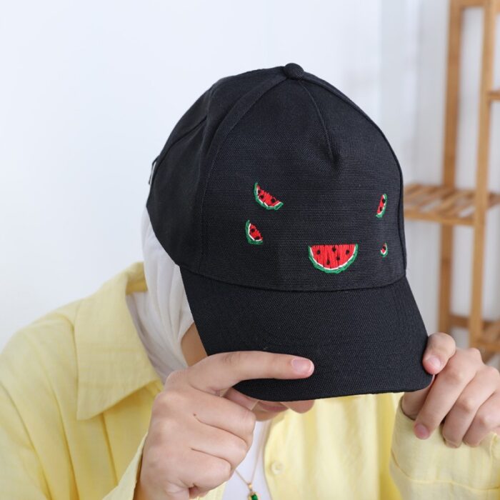 1033751432_67dc654e7c923 طاقية قماش مطرزة بتصميم بطيخ لون أسود - الصورة 1