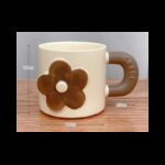 مج بورسلان ثقيل بتصميم وردة بني لون بيج