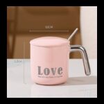 مج بورسلان مع غطاء بورسلان وملعقة بتصميم كتابة Love لون زهري