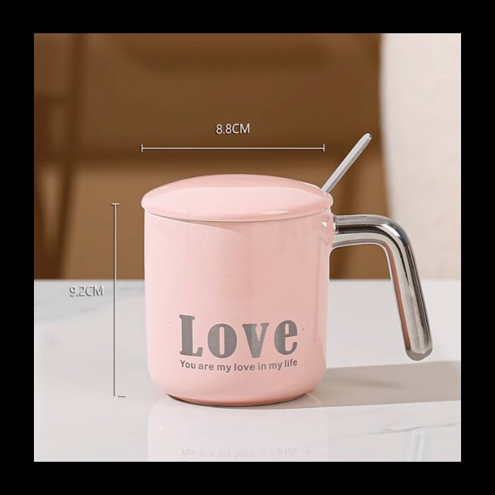 1033751533_67dc65c09a5de مج بورسلان مع غطاء بورسلان وملعقة بتصميم كتابة Love لون زهري - الصورة 1