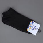 ⁦جوارب قصيرة الكاحل بتصميم ألوان سادة من تو يو (4 أزواج) للنساء بألوان أسود وكحلي وأصفر وأبيض⁩ - الصورة ⁦2⁩