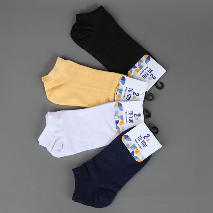 ⁦جوارب قصيرة الكاحل بتصميم ألوان سادة من تو يو (4 أزواج) للنساء بألوان أسود وكحلي وأصفر وأبيض⁩ - الصورة ⁦6⁩
