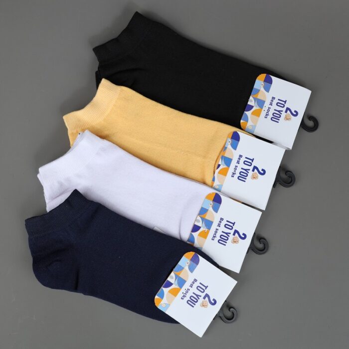 ⁦جوارب قصيرة الكاحل بتصميم ألوان سادة من تو يو (4 أزواج) للنساء بألوان أسود وكحلي وأصفر وأبيض⁩ - الصورة ⁦7⁩