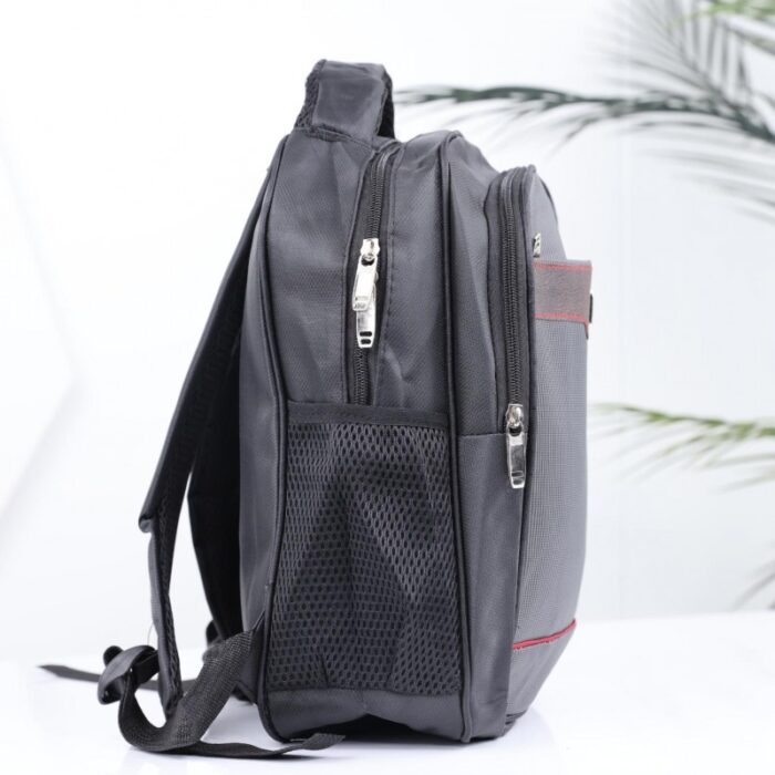 ⁦حقيبة ظهر مدرسية 14 انش لون أسود⁩ - الصورة ⁦2⁩