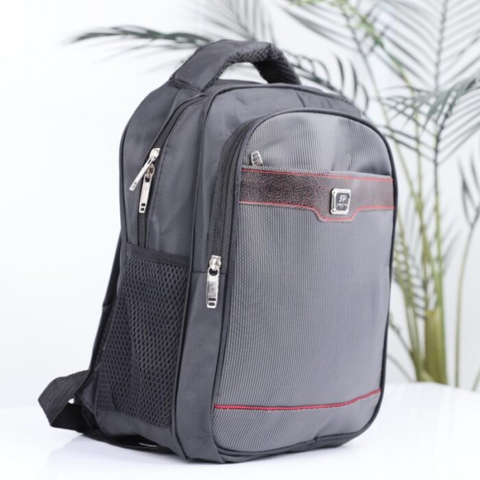 ⁦حقيبة ظهر مدرسية 14 انش لون أسود⁩ - الصورة ⁦4⁩