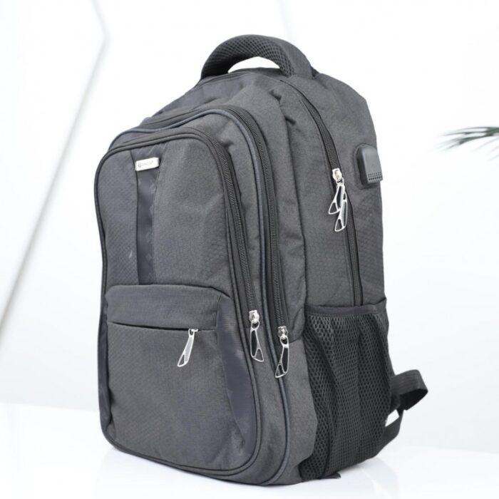 ⁦حقيبة مدرسية 18 انش لون أسود⁩ - الصورة ⁦4⁩