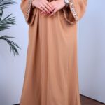 ⁦عباية مفتوحة بأحجار زركون على أطراف الأكمام لون بيج⁩ - الصورة ⁦2⁩