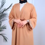 ⁦عباية مفتوحة بأحجار زركون على أطراف الأكمام لون بيج⁩ - الصورة ⁦3⁩