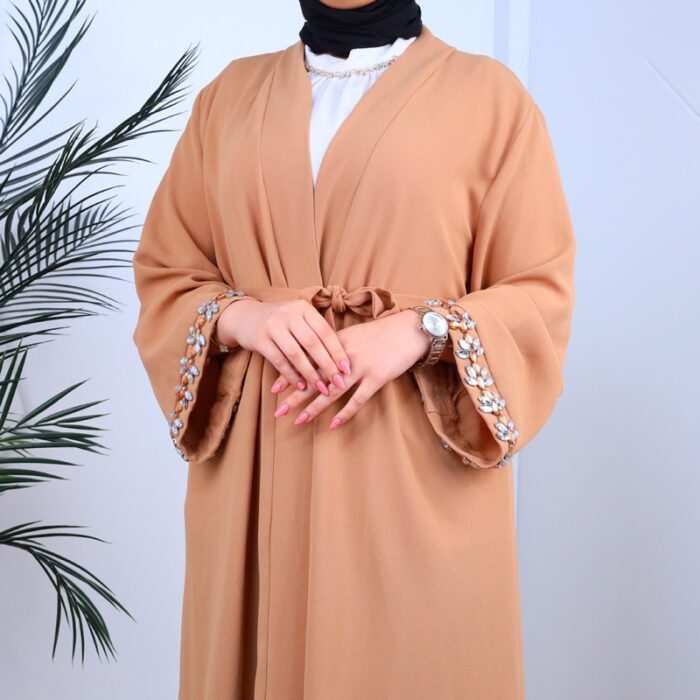 ⁦عباية مفتوحة بأحجار زركون على أطراف الأكمام لون بيج⁩ - الصورة ⁦3⁩