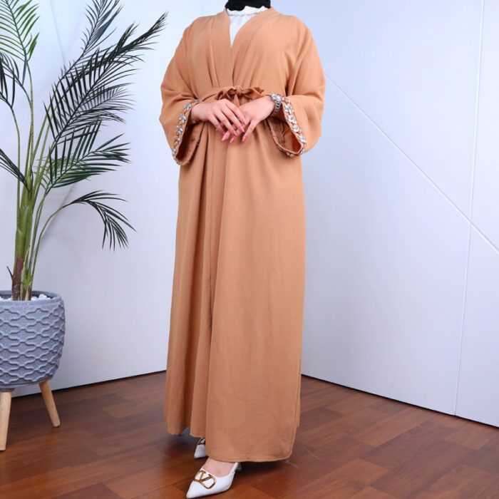 ⁦عباية مفتوحة بأحجار زركون على أطراف الأكمام لون بيج⁩ - الصورة ⁦4⁩