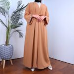 ⁦عباية مفتوحة بأحجار زركون على أطراف الأكمام لون بيج⁩ - الصورة ⁦5⁩