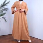 ⁦عباية مفتوحة بأحجار زركون على أطراف الأكمام لون بيج⁩ - الصورة ⁦6⁩