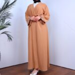 ⁦عباية مفتوحة بأحجار زركون على أطراف الأكمام لون بيج⁩ - الصورة ⁦7⁩