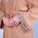 ⁦عباية مفتوحة بأحجار زركون على أطراف الأكمام لون بيج⁩ - الصورة ⁦11⁩