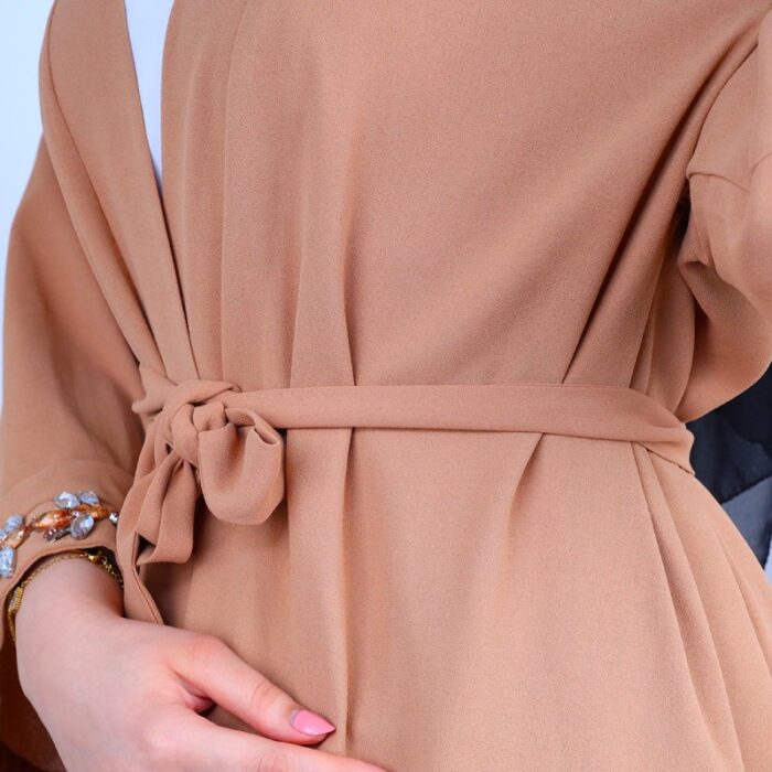 ⁦عباية مفتوحة بأحجار زركون على أطراف الأكمام لون بيج⁩ - الصورة ⁦12⁩