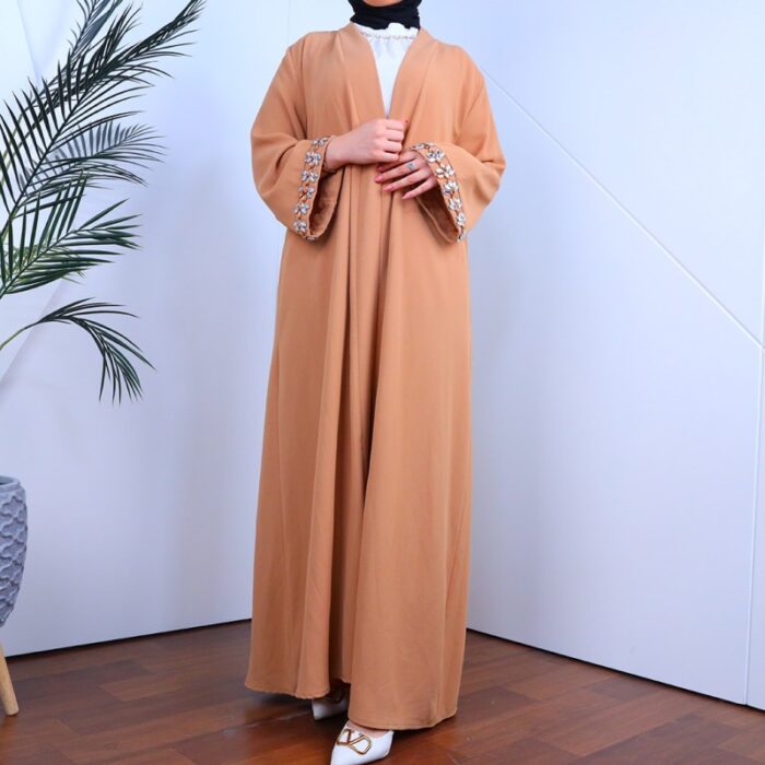 ⁦عباية مفتوحة بأحجار زركون على أطراف الأكمام لون بيج⁩ - الصورة ⁦13⁩