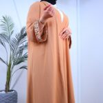 ⁦عباية مفتوحة بأحجار زركون على أطراف الأكمام لون بيج⁩ - الصورة ⁦14⁩