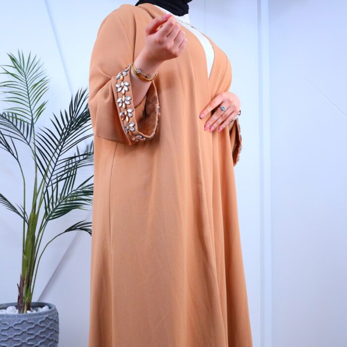 ⁦عباية مفتوحة بأحجار زركون على أطراف الأكمام لون بيج⁩ - الصورة ⁦14⁩