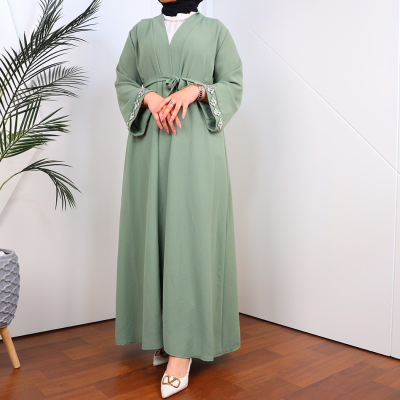 ⁦عباية مفتوحة بأحجار زركون على أطراف الأكمام لون أخضر فاتح⁩ - الصورة ⁦1⁩