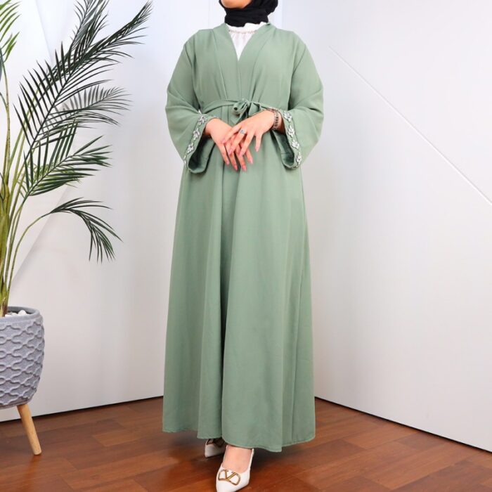 ⁦عباية مفتوحة بأحجار زركون على أطراف الأكمام لون أخضر فاتح⁩ - الصورة ⁦2⁩