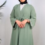 ⁦عباية مفتوحة بأحجار زركون على أطراف الأكمام لون أخضر فاتح⁩ - الصورة ⁦3⁩